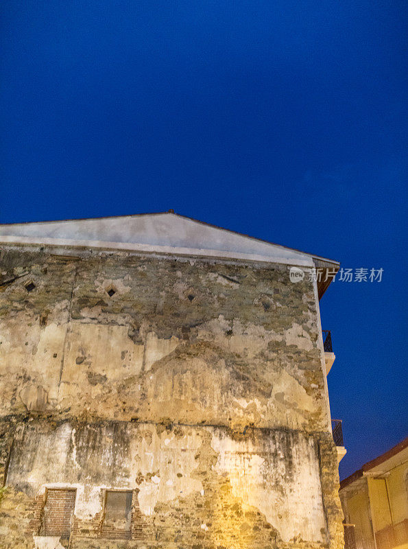 卡斯科·别霍(Casco Viejo)的两栋公寓楼，也被称为卡斯科·安提郭(Casco Antiguo)，建于1673年，是巴拿马城的老城区。